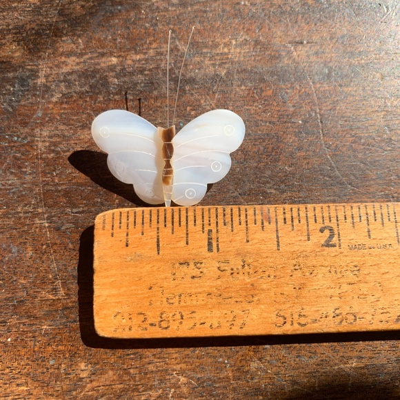 Vintage - Darling Treasure Mother of Pearl (MOP) Shell Butterfly Pin - Perfect - Picture 9 of 10